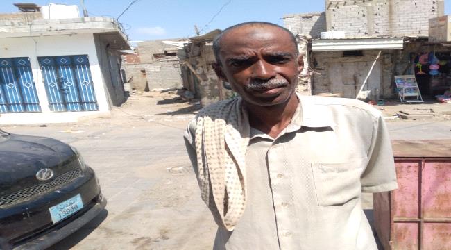 لحج.. رقيب في الأمن أجبرته الظروف على العمل لبيع  ”الخيار“