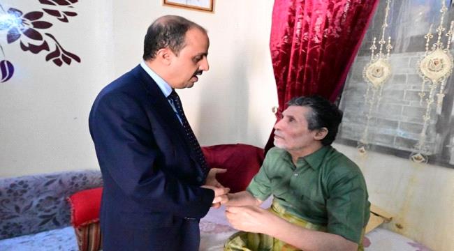 معمر الإرياني يطمئن على صحة الصحفي «عيدروس عبدالرحمن» 