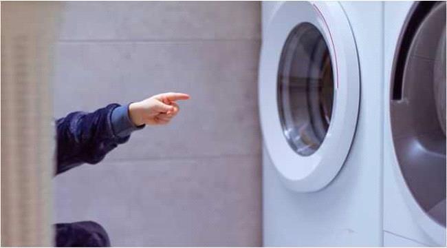 اعتقال زوجين بعد العثور على طفلهما بالتبني ميتاً داخل "غسالة"