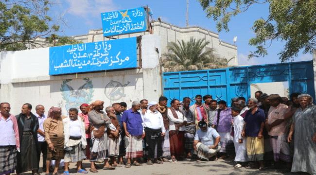 عدن..أهالي الشعب يستنكرون الهجوم على قسم الشرطة وترويع طالبات المدرسة 