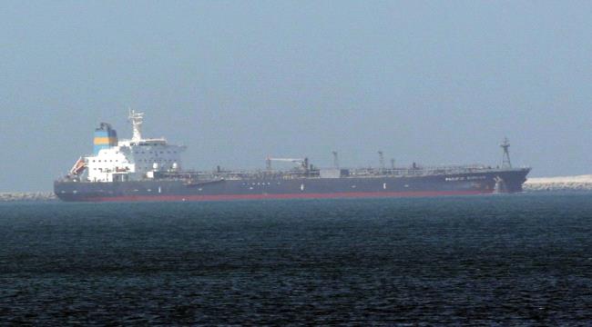 طائرة مسيرة جديدة تحوم فوق سفينة في خليج عمان