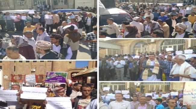 اليمن.. محتجون في تعز يستنكرون فشل المحافظ ويطالبونه بالاستقالة