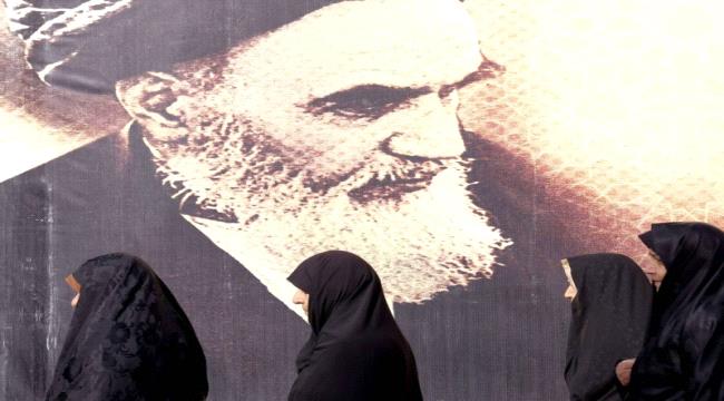 لا محرمات في احتجاجات إيران بعد حرق بيت الخميني