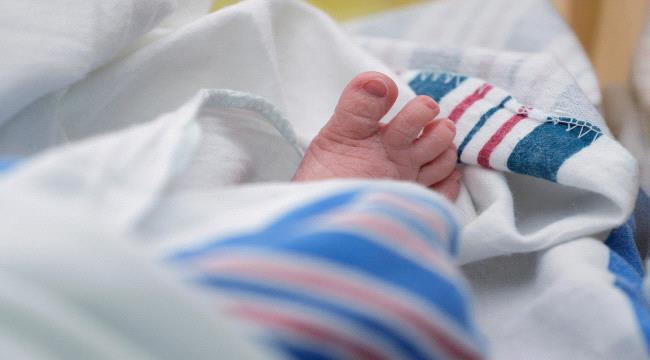 وُضعت بحقيبة وأُلقيت في نهر .. معجزة تنقذ رضيعة من الموت