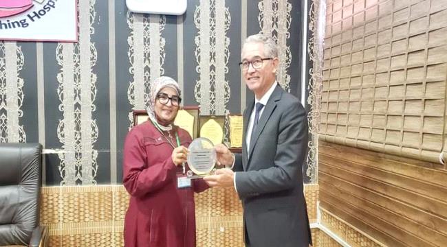 ممثل اليونيسيف السابق في اليمن يكرم مدير عام مستشفى الصداقة عدن