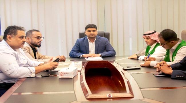 المدير العام التنفيذي لشركة النفط يلتقي مدير البرنامج السعودي في عدن