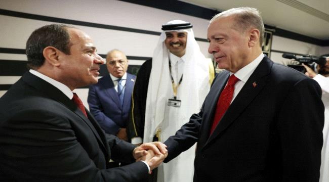 مصافحة السيسي وأردوغان : لم يقلبا الصفحة ولكنْ كلٌّ مشغولٌ بهمومه
