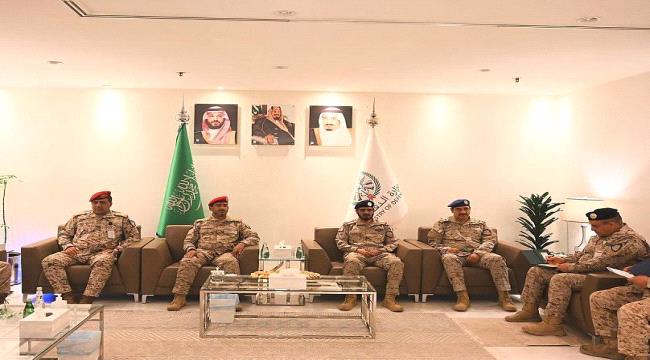 الدفاع السعودية تكرّم الفريق "صغير بن عزيز" 