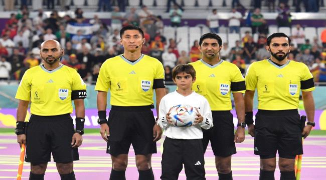 طاقم تحكيم إماراتي يدير مباراة الكاميرون وصربيا في المونديال
