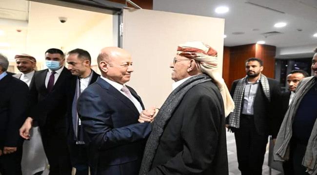 العليمي يطمئن على صحة الشيخ صادق الاحمر