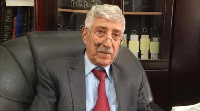 توفي اليوم.. من هو الشاعر اليمني الراحل عبدالعزيز المقالح ؟