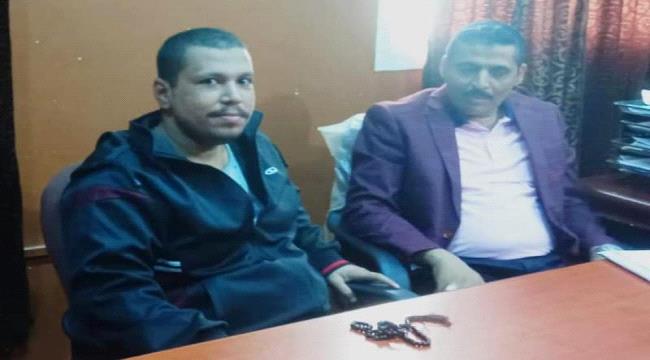 رئيس النيابة الجزائية المتخصصة بعدن يزور سجن بئر أحمد ويلتقي "أحمد ماهر" 