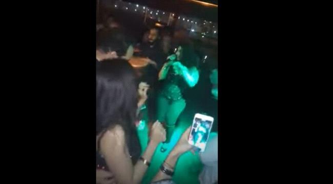مطربة مشهورة تثير الجدل بملابس جريئة بعد خلعها الحجاب