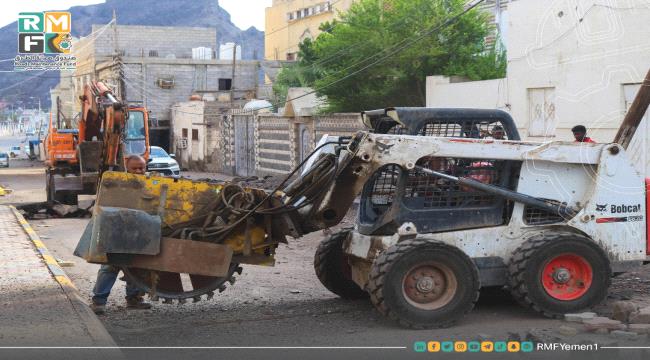 عدن..صندوق صيانة الطرق يبدأ أعمال مشروع صيانة مدخل قصر المعاشيق