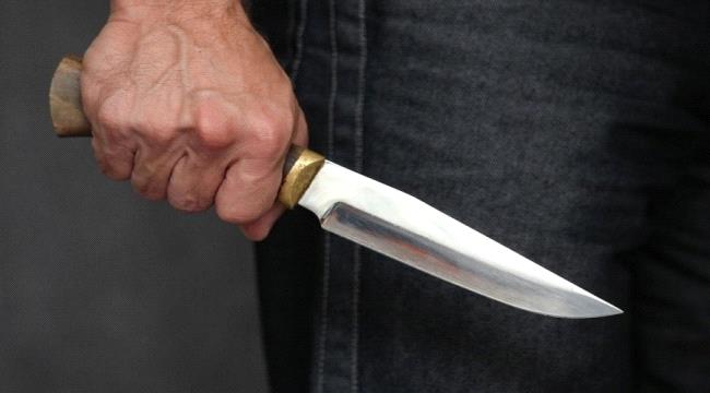 جريمة مروعة.. شقيقان طعنا  والدهم المسن في لحج 