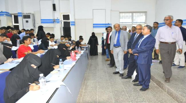 رئيس جامعة عدن يدشن امتحانات السنة التحضيرية للطلاب المتقدمين لكلية الطب والعلوم الصحية
