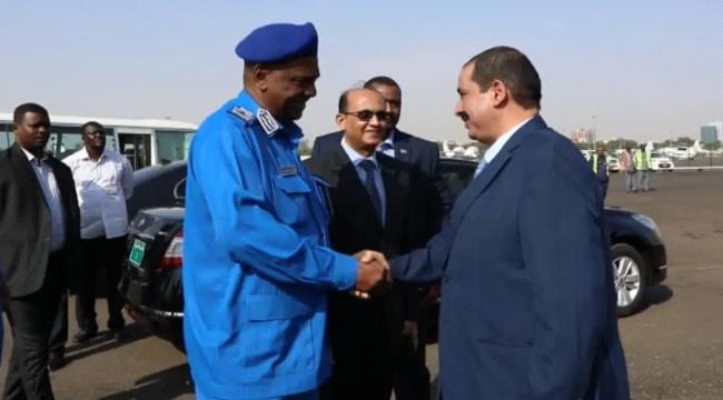 وزير الداخلية اليمني يصل إلى جمهورية السودان في زيارة رسمية