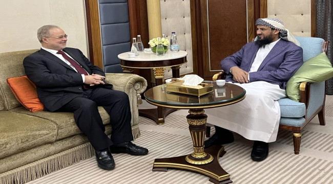 المحرمي يناقش مع نائبي رئيس هيئة التشاور والمصالحة وعضو الهيئة آخر المستجدات السياسية