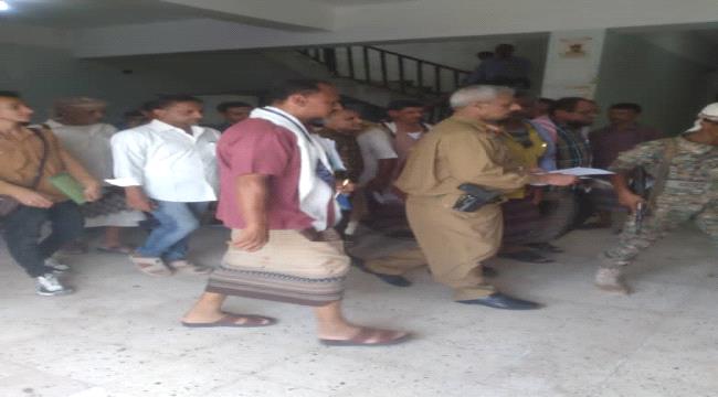 محافظ لحج يشدد على الإنضباط الوظيفي في مدارس لحج  