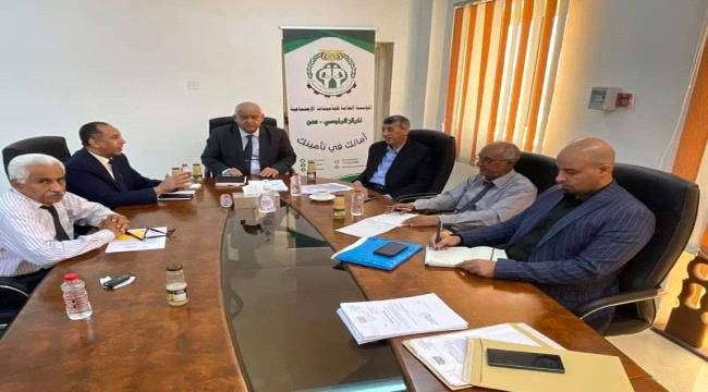 الوالي يناقش آلية تعزيز عمل المؤسسة العامة للتأمينات الاجتماعية عدن