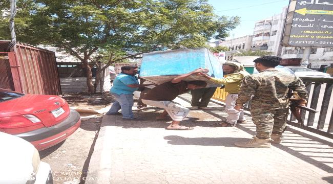 اشغال المعلا يدشن حملات إزالة العوائق في شوارع المديرية