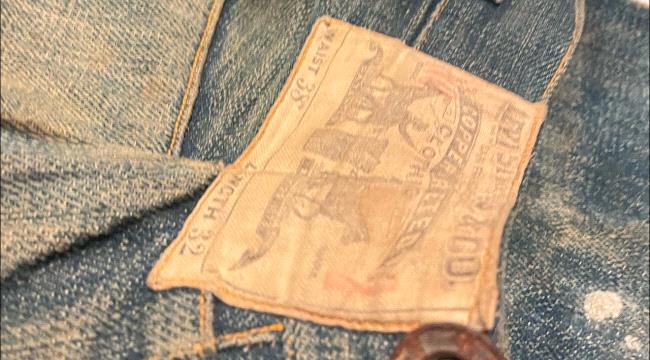 بيع بنطلون جينز عمره 140 عاماً بسعر خيالي