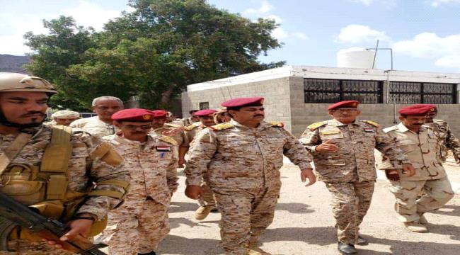 وزير الدفاع اليمني يزور معسكر رأس عباس ومعهد الثلايا واللواء 31