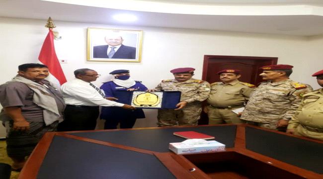 وزير الدفاع يكرم الطياره رحمه الحوشبي بدرع القوات المسلحه اليمنيه