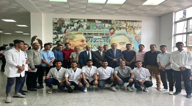 الوزير بحيبح يزور جامعة امريكا اللاتينية للطب ويلتقي الطلاب اليمنيين 