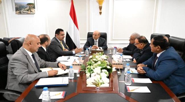 اليمن.. العليمي يرأس اجتماعا حكوميا مصغرا