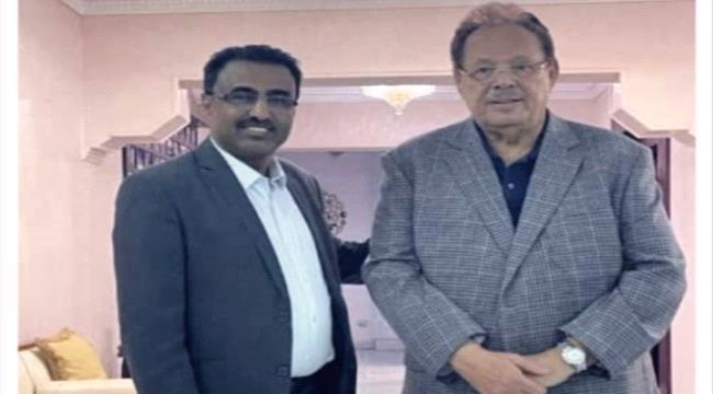 الرئيس علي ناصر يلتقي الشاعر «محمد سالم الأحمدي» 