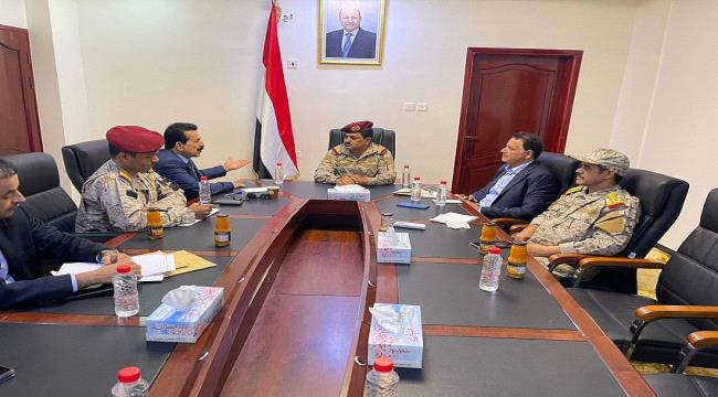 وزير الدفاع يبحث مع محافظ الجوف وقائد المحور ترتيبات استعادة المحافظة