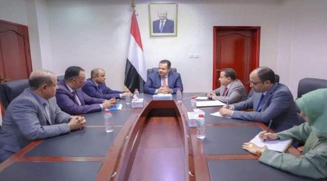رئيس الوزراء اليمني يناقش خطة حكومية لإصلاح الجوانب الضريبية والجمركية