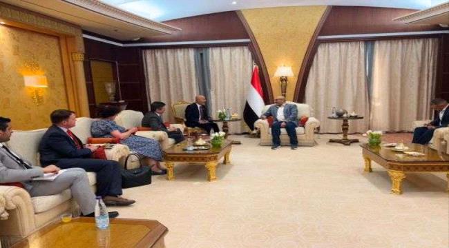 السفير الأمريكي يلتقي طارق صالح ويؤكد دعم بلاده لوحدة اليمن