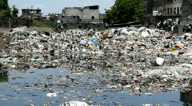 مواطنون بلحج يتخوفون من انتشار الامراض ويطالبون النظافة بالتدخل 
