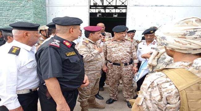 وزير الدفاع يتفقد قيادة القوات البحرية والقاعدة البحرية في عدن