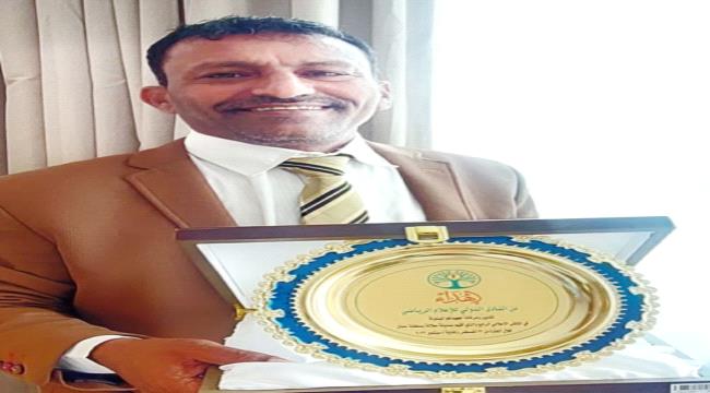 الزميل النعماني يفوز بجائزة افضل صحفي في الملتقى الاعلامي الدولي بصلالة