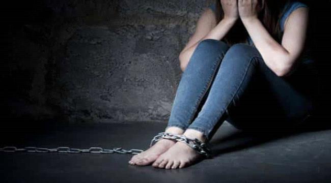 فتاة ترمي بنفسها من سيارة هرباً من الاختطاف