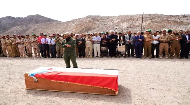 الزُبيدي يتقدم جموع مشيّعي الشهيد القائد هدار الشوحطي بالعاصمة عدن