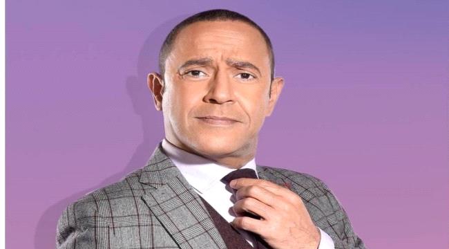 بالفيديو - أشرف عبد الباقي يطلب من مشاهدة الخروج من المسرح