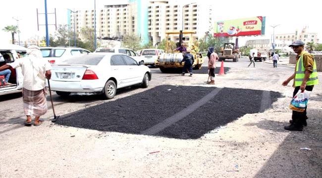 بتمويل وإشراف صندوق صيانة الطرق.. الفرق الفنية تبدأ أعمال سفلتة الحفائر المتضررة بخورمكسر 