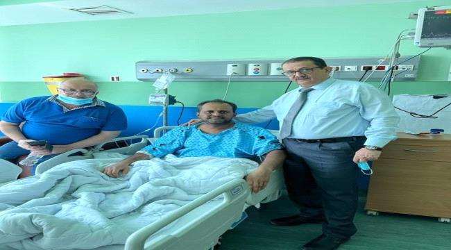 رئيس طيران اليمنية يطمئن على صحة الكابتن منذر سنان في القاهرة