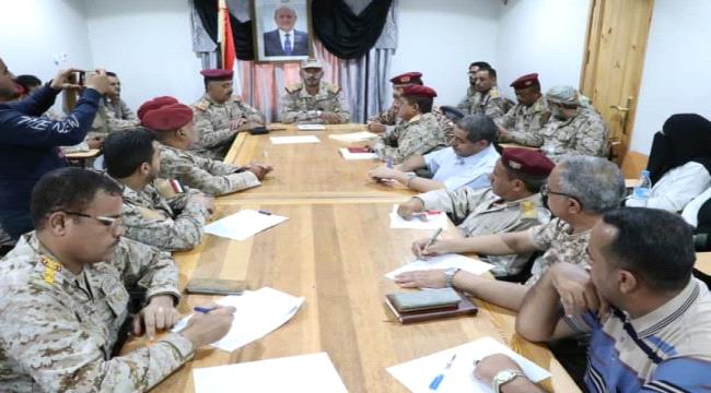 رئيس الأركان يجتمع بقيادة هيئة الإسناد اللوجستي ودائرة الخدمات والمستشفى العسكري