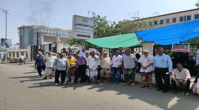 نقابة موظفي الاستكشافات النفطية في عدن تنظم وقفة احتجاجية وتتوعد بالاضراب الشامل