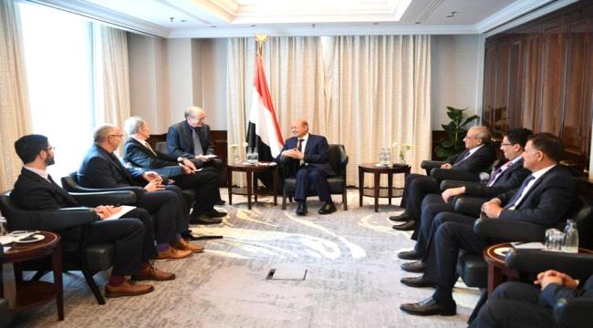 رئيس مجلس القيادة الرئاسي اليمني يلتقي وزيرة الخارجية الالمانية
