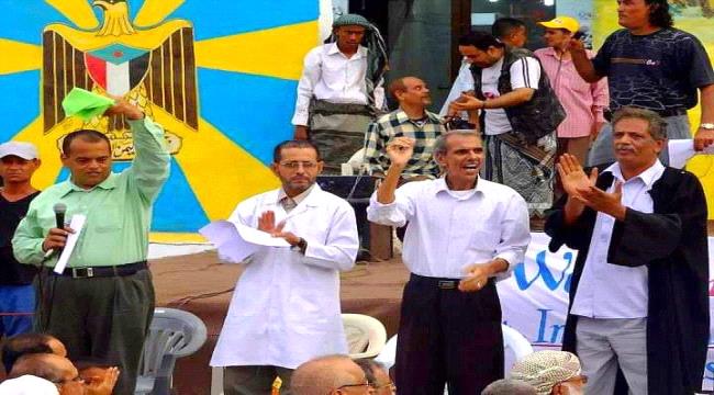 معلمو جنوب اليمن.. بين مطرقة الأزمات وعشوائية النقابات