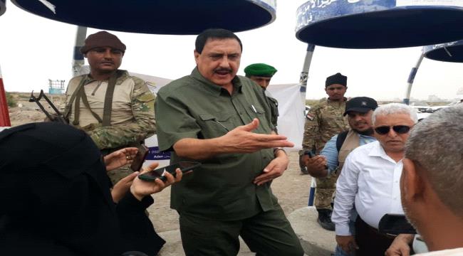 مدير امن عدن يدشين مشروع  تركيب مظلات جديدة لشرطة السير   