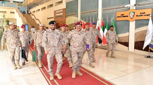 وزير الدفاع اليمني يزور قيادة القوات المشتركة في السعودية