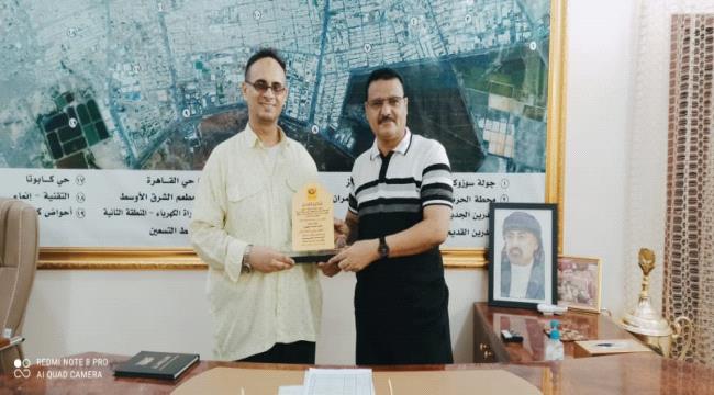 بريد عدن يكرم مأمور المنصورة 