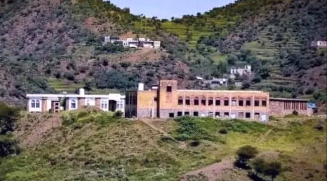 تعز.. قائد لواء عسكري يرفض إخلاء مدرسة والطلاب يفترشون ظلال الأشجار